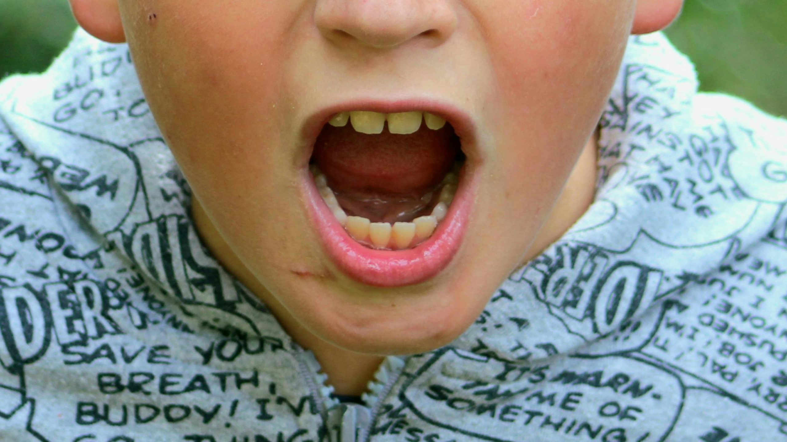 Agressivité, opposition, colère : comprendre pourquoi un enfant n’est pas méchant mais en souffrance, et comment la sophrologie peut aider les parents.