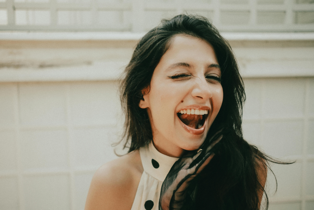 Photo d'une femme souriante illustrant le mieux être ressenti en connaissant le prix d'une séance de sophrologie